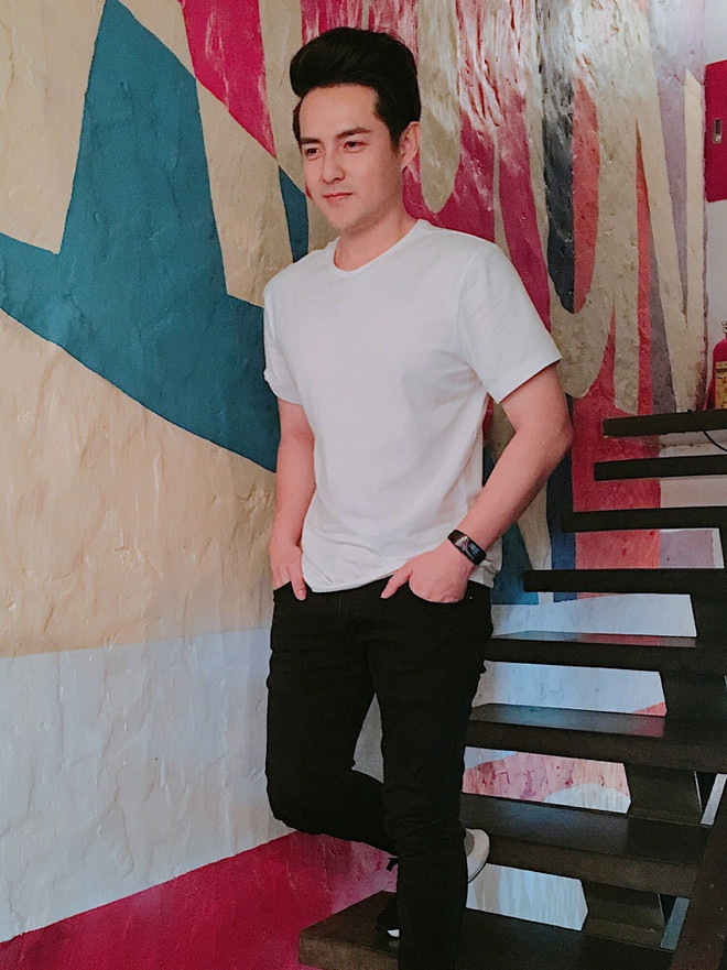 Tham gia showbiz hơn 10 năm nhưng Ông Cao Thắng có gu ăn mặc rất giản dị với những kiểu phối đồ đặc trưng theo năm tháng. Ảnh: Internet