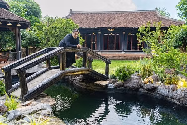 Được biết, nam diễn viên đầu tư khoảng một tỷ đồng xây hồ và nhập các loại cá Koi từ Nhật Bản. Ảnh: Yan.