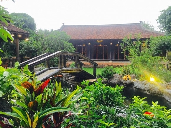 Điểm nhấn trong căn biệt phủ hơn nghìn mét vuông này là một hồ cá koi rộng lớn trong khu vườn. Ảnh: Lao động.