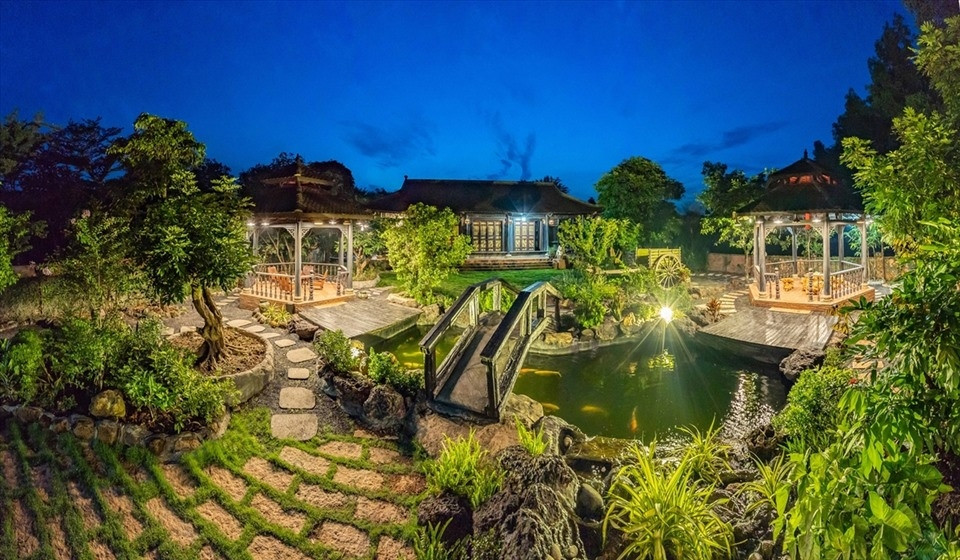 Xung quanh hồ cá, diễn viên Hoàng Mập trồng nhiều cây xanh. Ảnh: Lao động.