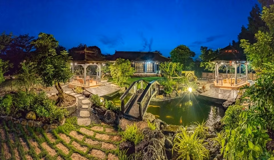 Xung quanh hồ cá, diễn viên Hoàng Mập trồng nhiều cây xanh. Ảnh: Lao động.