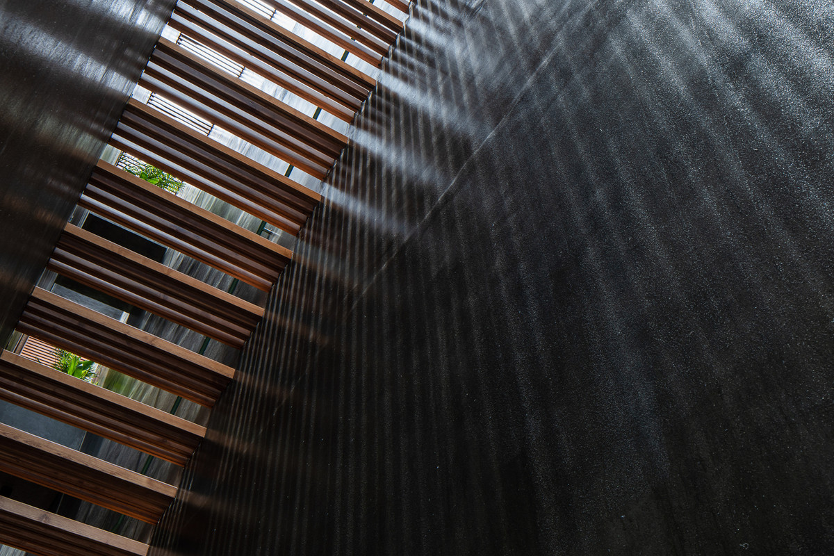 Cầu thang không chỉ là trục giao thông mà còn là lỗ thông gió cho tất cả các căn hộ.