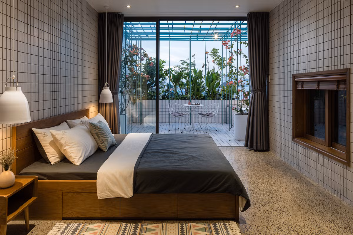 ....hệ thống rèm che và khu vực nấu nướng, khu vực ăn uống và đọc sách để che nắng cho không gian sinh hoạt chính...