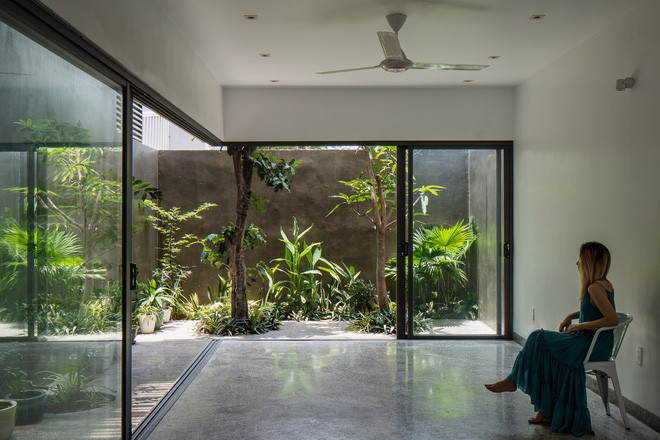 Kết cấu sàn lửng được sử dụng cho không gian tầng trệt để loại bỏ phần cột ở vị trí góc cạnh, từ đó tạo sự thông suốt kết nối giữa nhà và sân vườn.