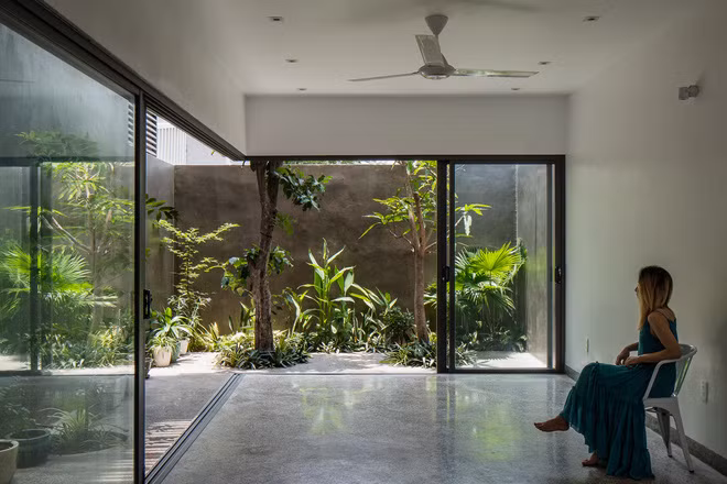 Kết cấu sàn lửng được sử dụng cho không gian tầng trệt để loại bỏ phần cột ở vị trí góc cạnh, từ đó tạo sự thông suốt kết nối giữa nhà và sân vườn.