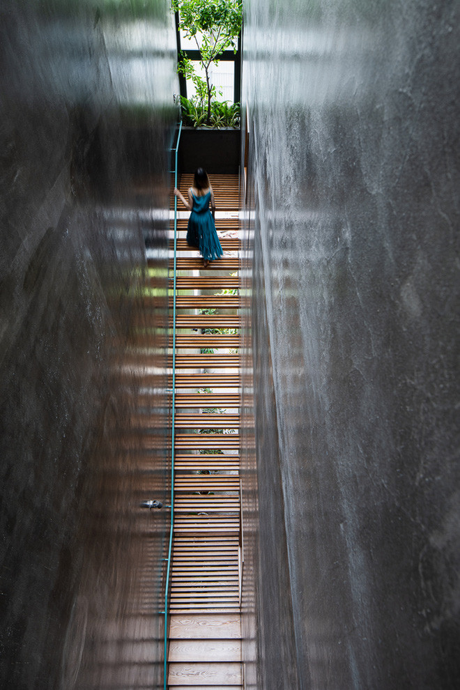 Điểm độc đáo là cầu thang có cấu trúc như những thanh gỗ được thiết kế dọc theo chiều dài của ngôi nhà.