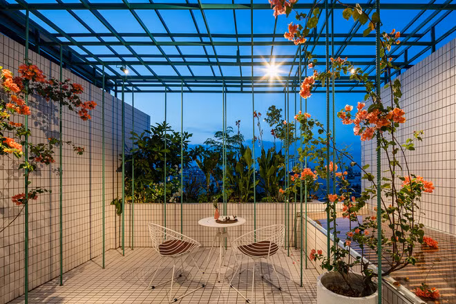 Nhà đón nhiệt lượng lớn từ hướng Tây nên giải pháp thiết kế trong mỗi căn hộ là các công năng phụ được đẩy ra ngoài, tạo tấm lọc nắng gồm 3 lớp: Ban công sân vườn xanh mát...