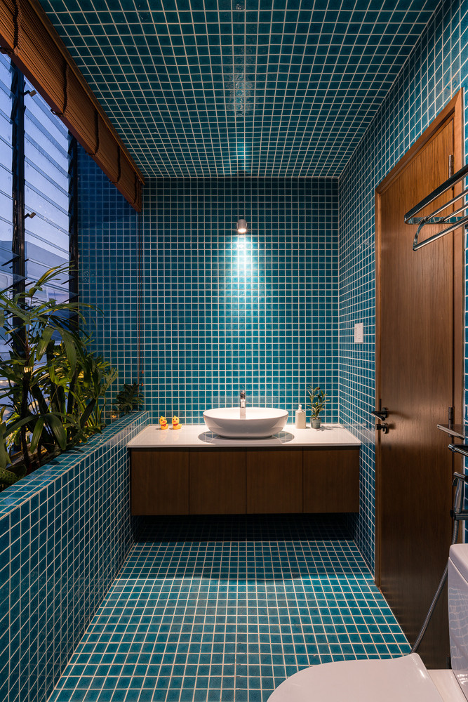 Phòng tắm sử dụng gạch ốp xanh dịu mắt. Nguồn ảnh: Quang Dam