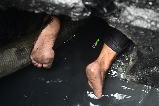 Nghề lặn ống cống cũng là nghề lạ thu nhập khủng, khoảng 150.000USD (3,4 tỷ/năm). Tuy nhiên, công việc này rất nguy hiểm.