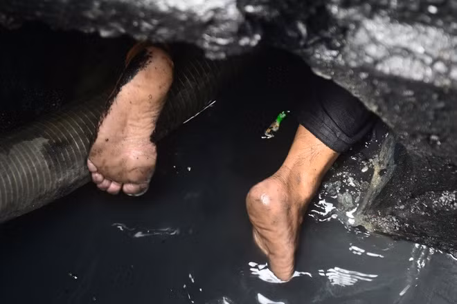 Nghề lặn ống cống cũng là nghề lạ thu nhập khủng, khoảng 150.000USD (3,4 tỷ/năm). Tuy nhiên, công việc này rất nguy hiểm.