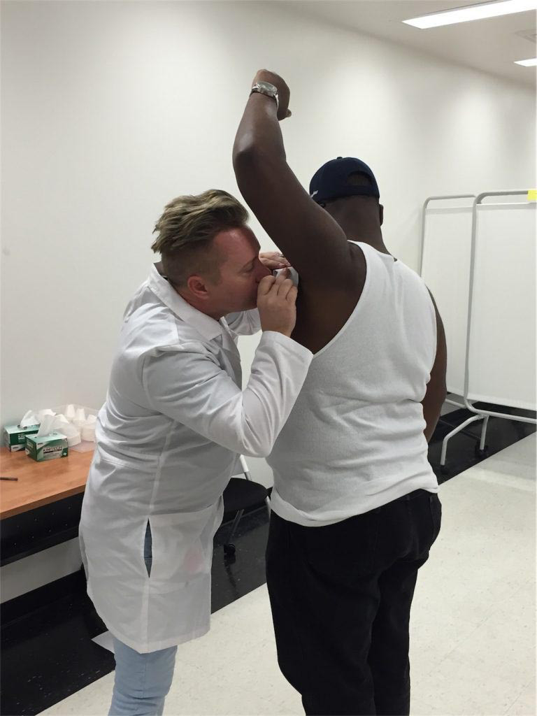 Nếu bạn mong muốn có một công việc nhẹ lương cao với con số lên đến 46,5 tỷ đồng mỗi năm, bạn có thể thử nghề ngửi mùi nách và chân.