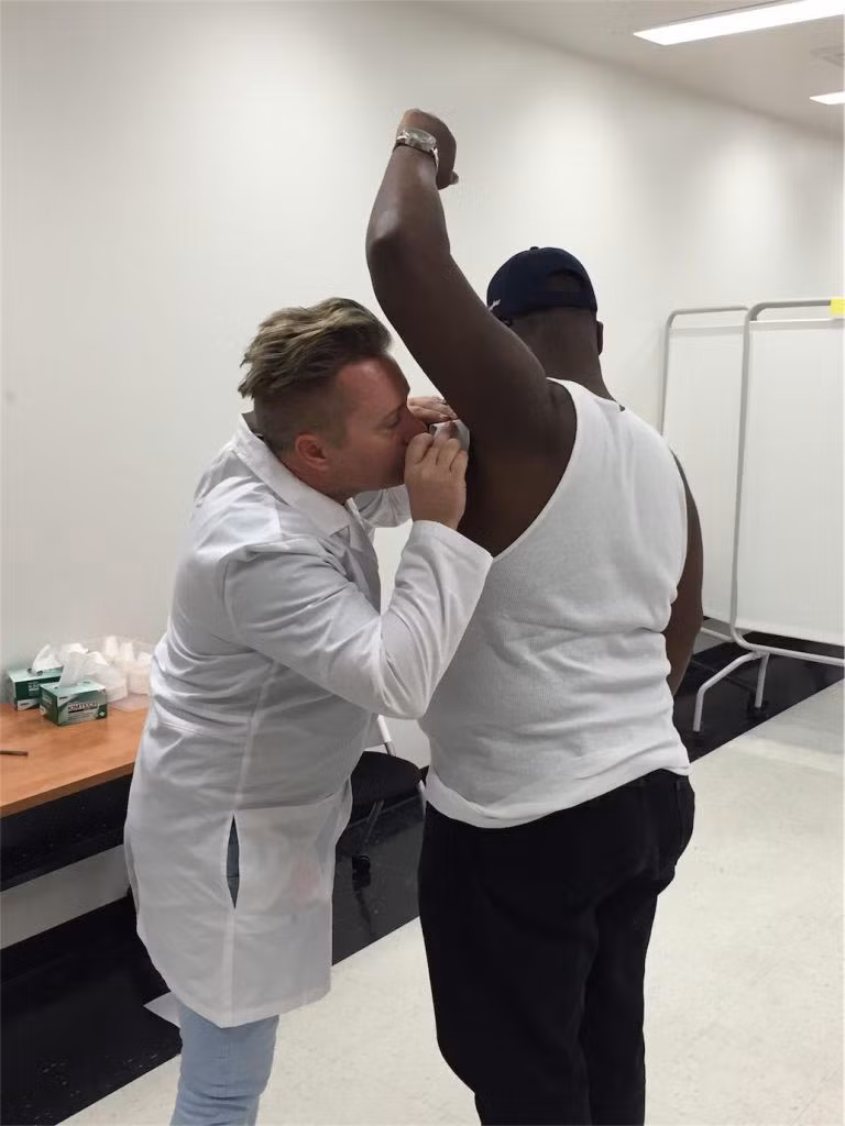 Nếu bạn mong muốn có một công việc nhẹ lương cao với con số lên đến 46,5 tỷ đồng mỗi năm, bạn có thể thử nghề ngửi mùi nách và chân.