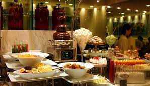 Và trong số nhóm người này, có người ăn khỏe, bằng 2-3 người khác, nhưng cũng có những người chỉ mới lấy đồ ăn vài ba lượt đã cảm thấy chán. Thậm chí, có người đi ăn chỉ để trải nghiệm hoặc ăn cho vui cùng bạn bè.