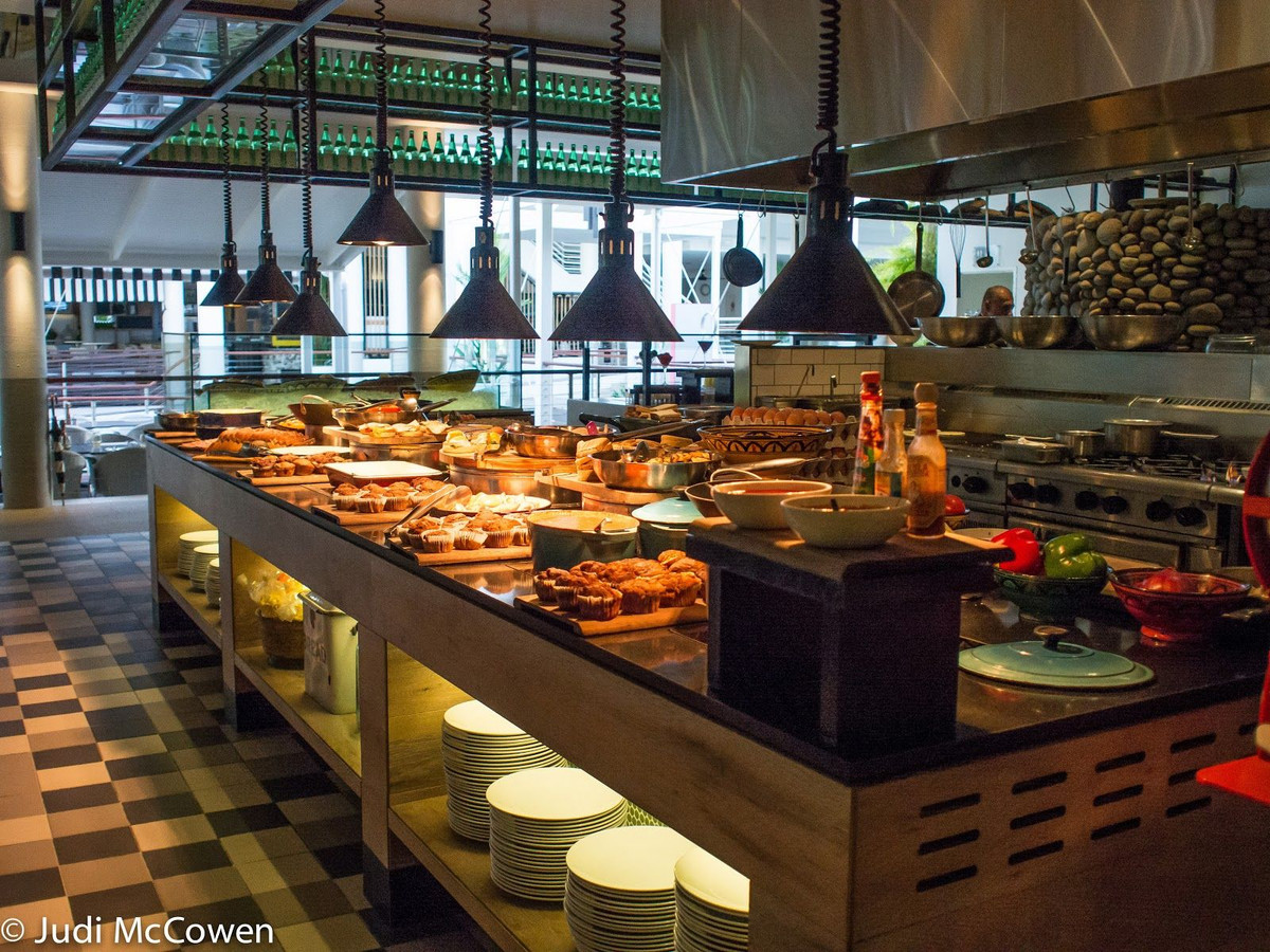 Trong khi đó, một nhà hàng buffet, ngoài các món đắt tiền còn có những món rẻ tiền hơn như nước hoa quả, trà hay món tráng miệng. Khi khách đã no thì không thể ăn những thứ này, do đó nếu cân bằng giữa các loại đồ ăn thì nhà hàng vẫn có lãi.