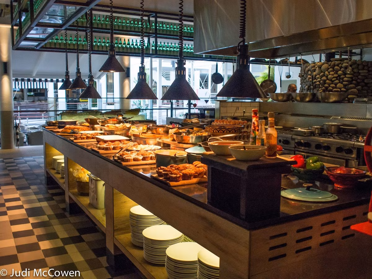 Trong khi đó, một nhà hàng buffet, ngoài các món đắt tiền còn có những món rẻ tiền hơn như nước hoa quả, trà hay món tráng miệng. Khi khách đã no thì không thể ăn những thứ này, do đó nếu cân bằng giữa các loại đồ ăn thì nhà hàng vẫn có lãi.