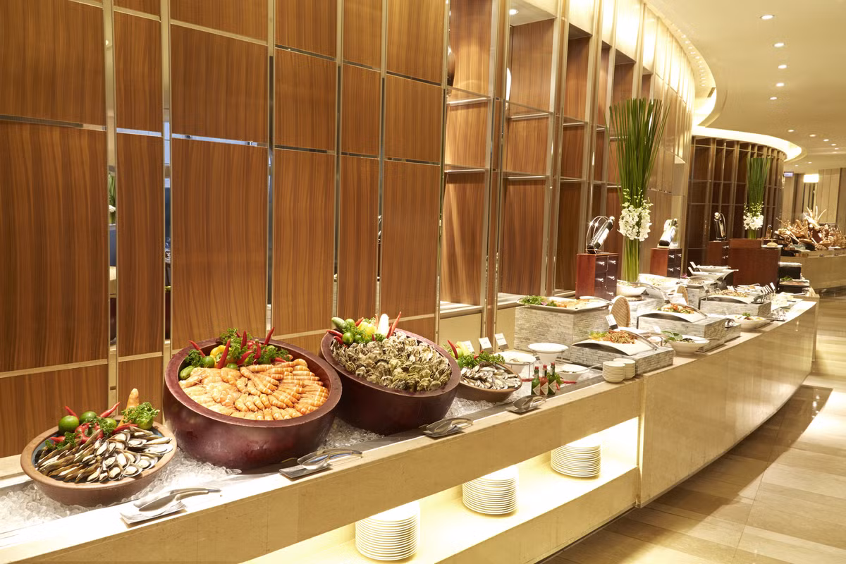 Khi ăn buffet, các khách thường tiếc tiền nên chọn ăn những món đắt tiền như hải sản, cá hồi, thịt bò...