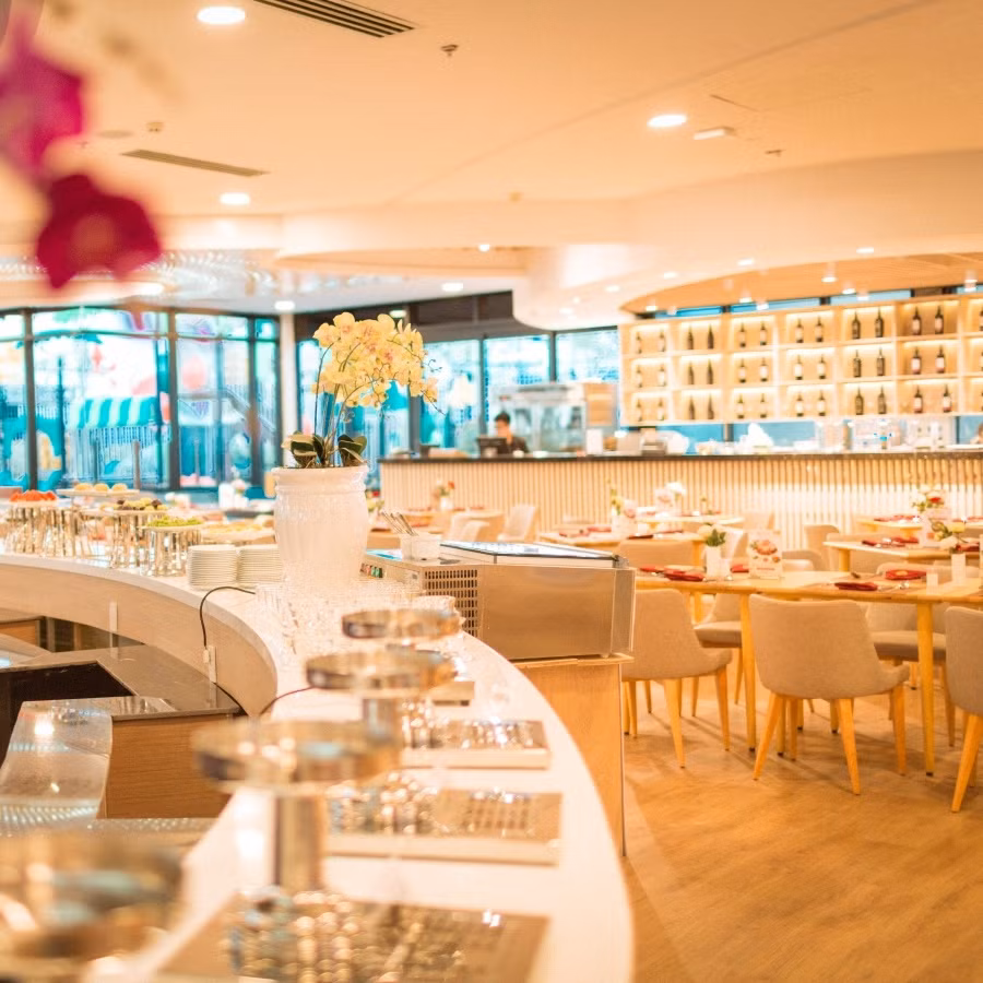 Tuy nhiên, các món ăn này có nhiều chất dinh dưỡng dẫn đến ăn nhanh no. Theo đó, nếu lấy ngay các món như thịt, đồ nướng, hải sản thì khách chỉ lấy một lượt đồ ăn là không muốn ăn thêm gì nữa.