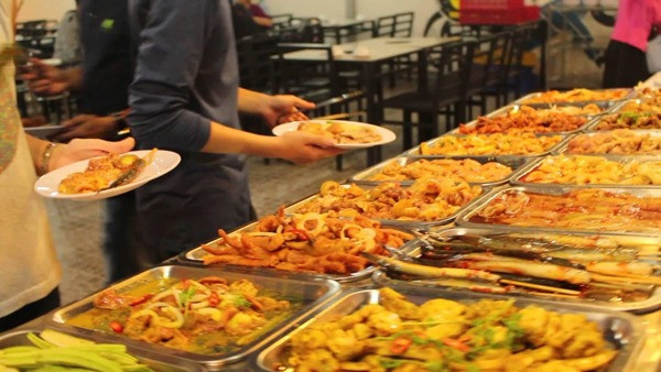 Khách tự lấy đồ ăn, tự phục vụ nên nhân viên gần như không phải làm gì nhiều. Chủ nhà hàng chỉ cần bố trí nhân viên giám sát xem thức ăn nào hết để bổ sung.