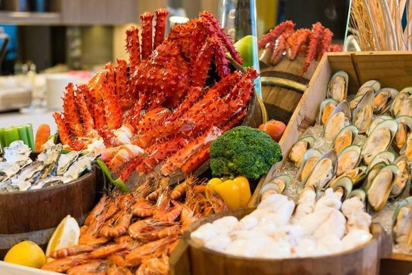 Số lượng nhân viên ít cũng có nghĩa nhà hàng buffet sẽ giảm bớt chi phí.