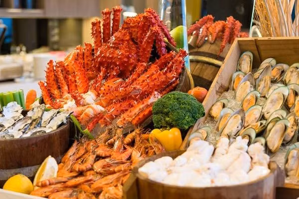 Số lượng nhân viên ít cũng có nghĩa nhà hàng buffet sẽ giảm bớt chi phí.