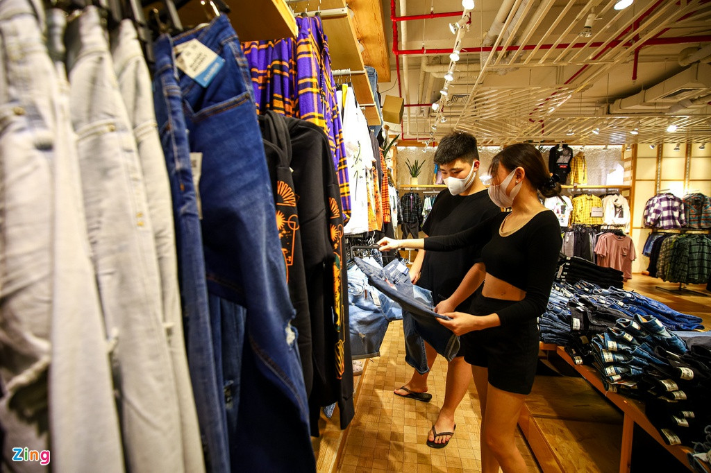 "Ngại chen lấn nên tôi cùng với bạn tranh thủ đi mua sắm vào dịp trước Black Friday, tuy nhiên vẫn chưa ưng ý được món đồ nào do giá vẫn còn cao quá", chị Thy (ngụ quận Tân Phú) cho biết.