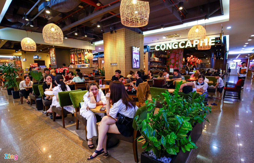 Đa số khách hàng tới trung tâm thương mại để ăn uống, vui chơi.