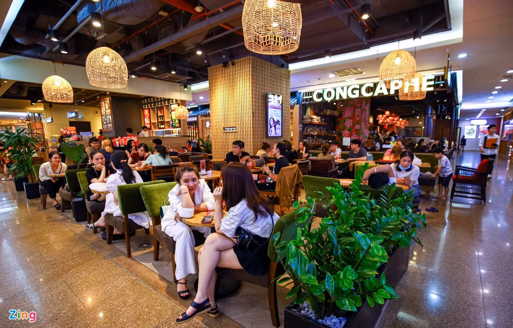 Đa số khách hàng tới trung tâm thương mại để ăn uống, vui chơi.