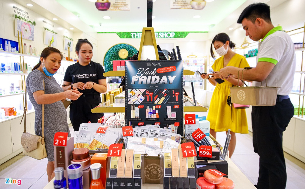 "Black Friday năm nay cửa hàng đã chuẩn bị nhiều ưu đãi hấp dẫn, giảm giá khá nhiều so với trước đó. Trước 3 ngày, cửa hàng đã bắt đầu chương trình khuyến mãi, mong là năm nay các khuyến mãi như 'mua 1 tặng 1', giảm giá 50% sẽ thu hút nhiều khách tới hơn”, nhân viên hàng mỹ phẩm chia sẻ.