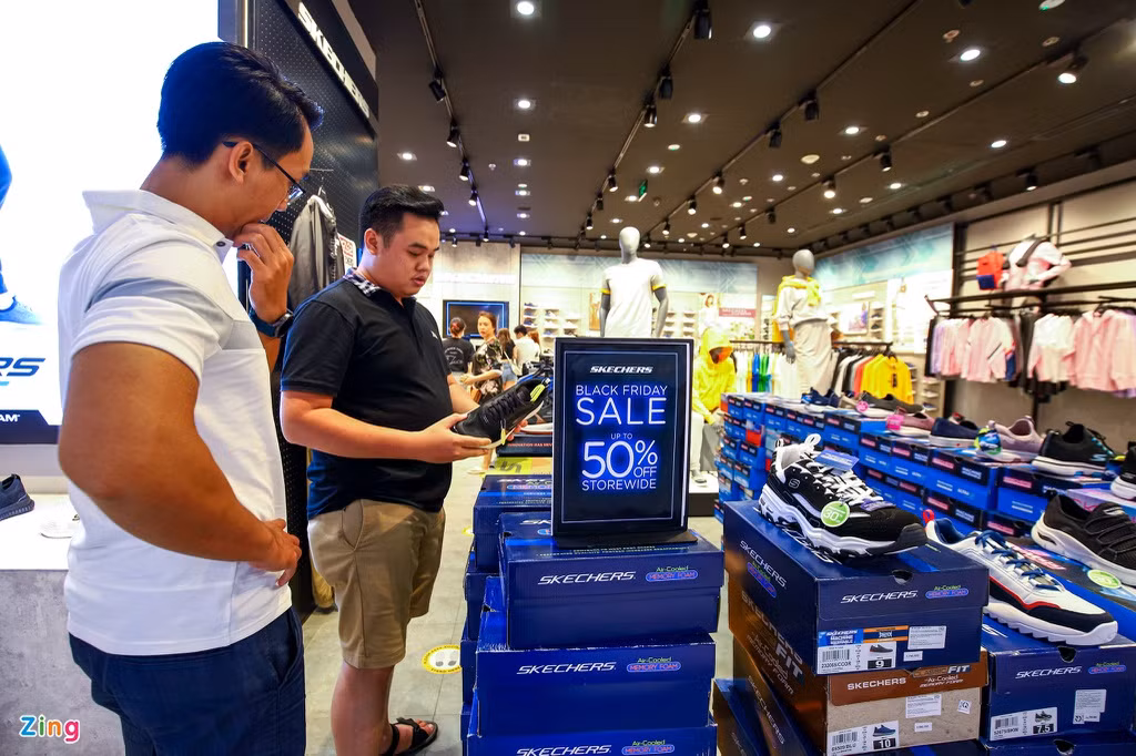 Tại một gian giày dép thể thao dù có treo biển giảm giá 50%, khi khách hỏi, nhân viên cho biết đã hết hàng, chỉ còn loại giảm 20-30%.