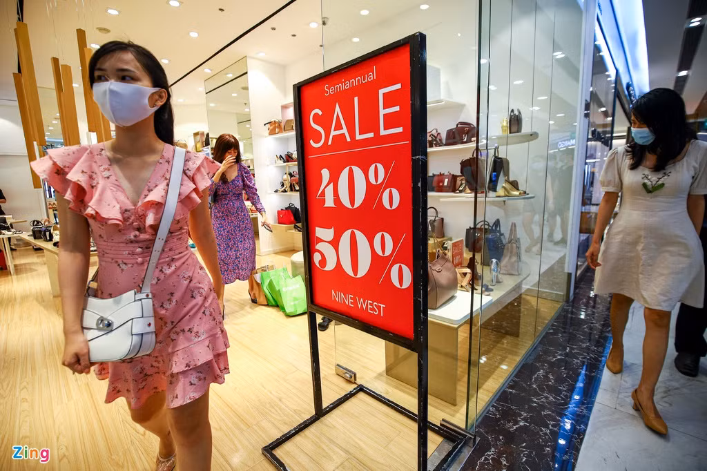 "Tôi không còn hào hứng với hàng giảm giá ngày Black Friday do những lần trước mua phải hàng tồn kho, hết size và lỗi thời. Còn những cửa hàng khác lại nâng giá thật cao sản phẩm rồi sau đó giảm xuống trước dịp Black Friday", chị Hạnh cho biết.