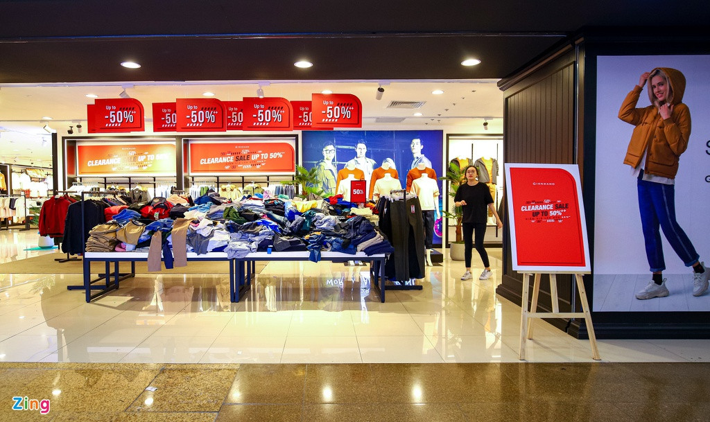 Các mức giảm giá được các cửa hàng đưa ra thường từ 50-60%, thậm chí có nơi giảm tới 70 - 80%.
