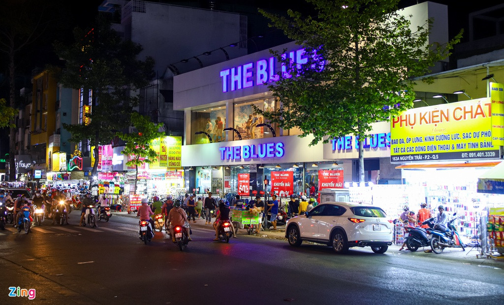 Đường Nguyễn Trãi kéo dài từ quận 1 sang quận 5 ở TP.HCM là nơi tập trung nhiều cửa hàng thời trang, phụ kiện từ thương hiệu cao cấp, bình dân đến hàng nhái.