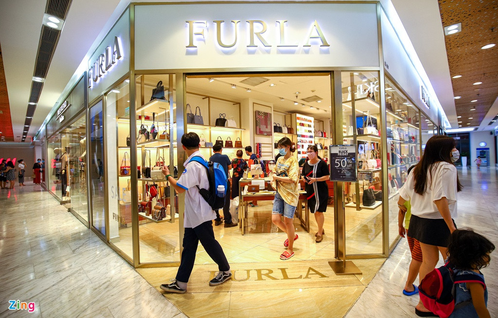 Phần lớn gian hàng như thời trang, mỹ phẩm, gia dụng và nội thất... đều chạy các chương trình khuyến mãi trước ngày Black Friday.