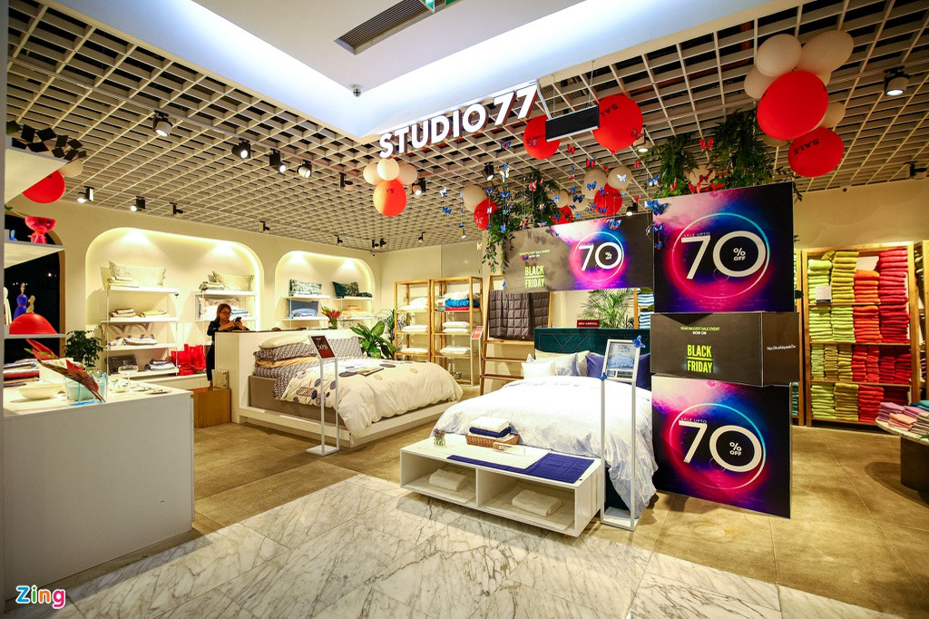 Gian hàng nội thất tại trung tâm thương mại treo biển giảm giá tới 70% nhưng vẫn vắng khách. Theo biển báo giá, một bộ vỏ gối ngủ giá bình thường là 1,3 triệu đồng, hiện tại chỉ còn hơn 400.000 đồng.