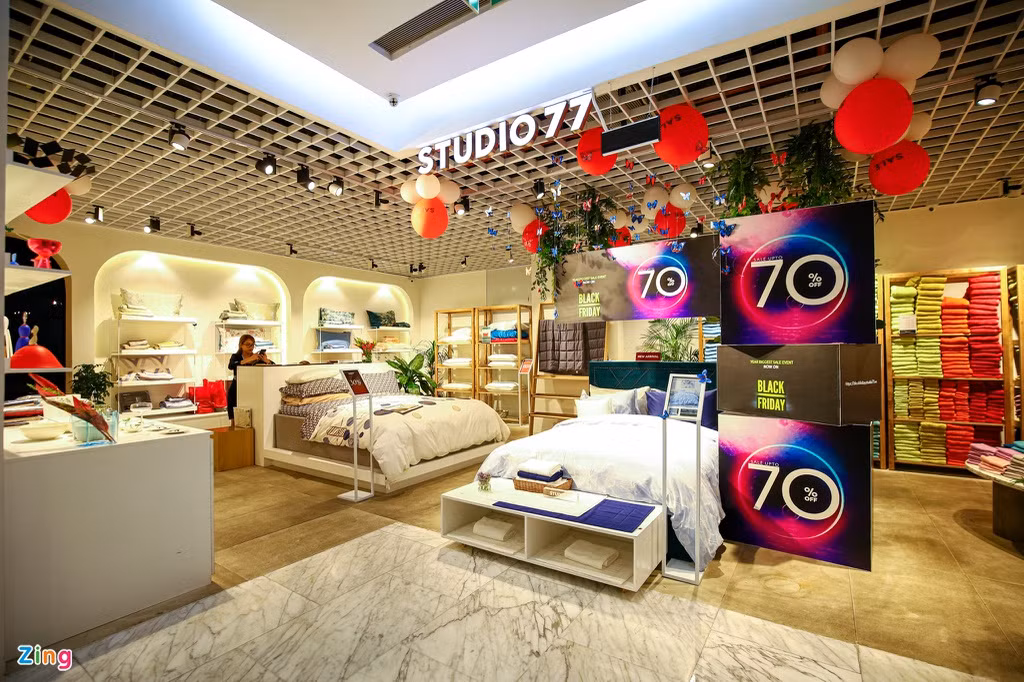 Gian hàng nội thất tại trung tâm thương mại treo biển giảm giá tới 70% nhưng vẫn vắng khách. Theo biển báo giá, một bộ vỏ gối ngủ giá bình thường là 1,3 triệu đồng, hiện tại chỉ còn hơn 400.000 đồng.