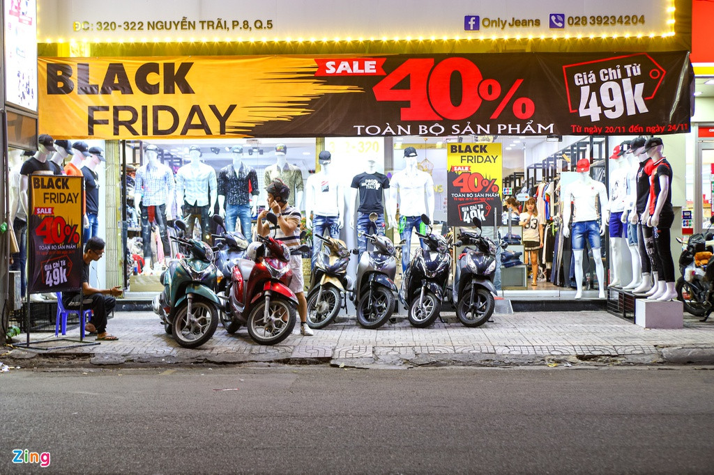 Khác hẳn với cảnh chen chúc, xếp hàng để mua sắm và thanh toán như mọi năm, các cửa hiệu thời trang tại đây dù giảm giá khá nhiều vẫn chỉ có vài ngưới đến xem hàng.