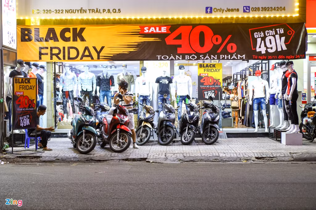Khác hẳn với cảnh chen chúc, xếp hàng để mua sắm và thanh toán như mọi năm, các cửa hiệu thời trang tại đây dù giảm giá khá nhiều vẫn chỉ có vài ngưới đến xem hàng.