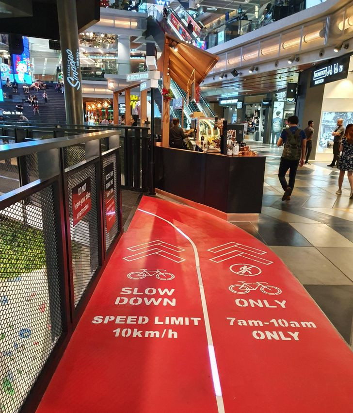 Trung tâm thương mại này có hẳn một làn đường dành riêng cho xe đạp vào giờ cao điểm.
