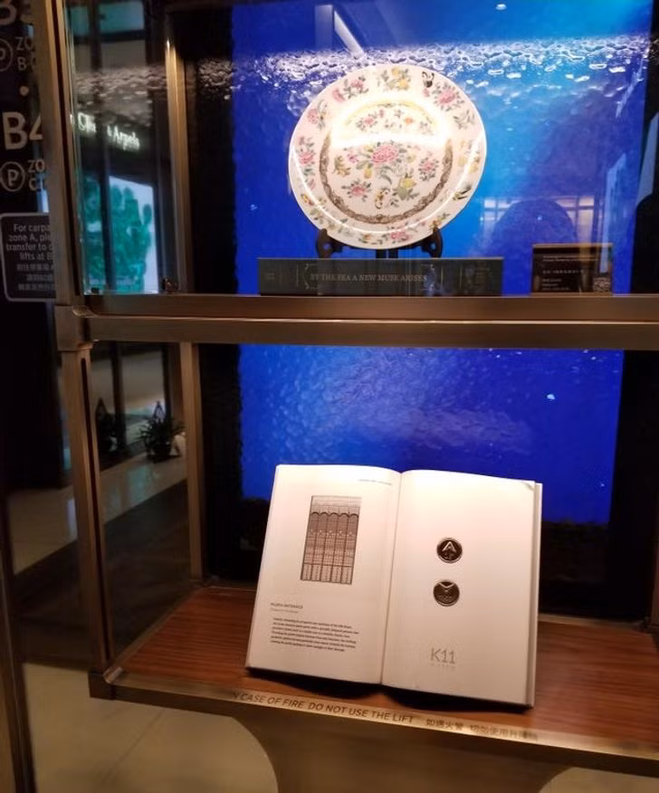 Nút bấm thang máy ở trung tâm thương mại này được thiết kế trong một cuốn sách mở sẵn vô cùng lạ mắt.