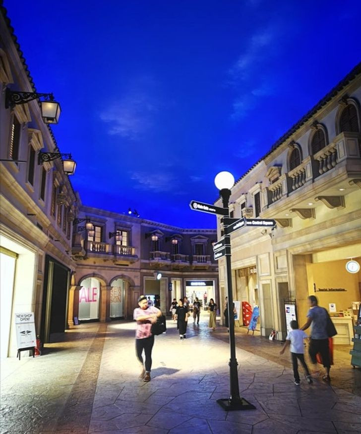 Trung tâm mua sắm ở Tokyo này trông giống như một thành phố của Ý, nhưng thực tế nó nằm bên trong một tòa nhà.