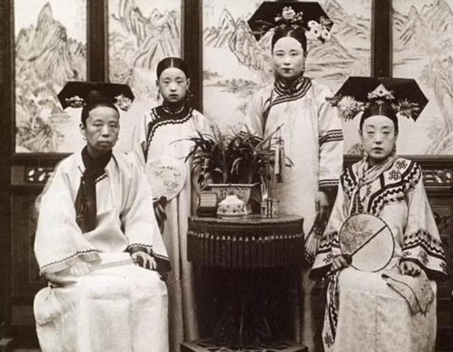 Mỗi hàm phi vị khác nhau sẽ được hưởng thụ những đại ngộ khác nhau. Người được hưởng thụ đãi ngộ cao nhất trong hậu cung Thanh triều (chỉ tính riêng các thê thiếp của Hoàng đế) nghiễm nhiên sẽ là Hoàng hậu. Dựa vào ghi chép của Thanh cung, Hoàng hậu mỗi năm được hưởng 1000 lượng bạc. (Ảnh minh họa)