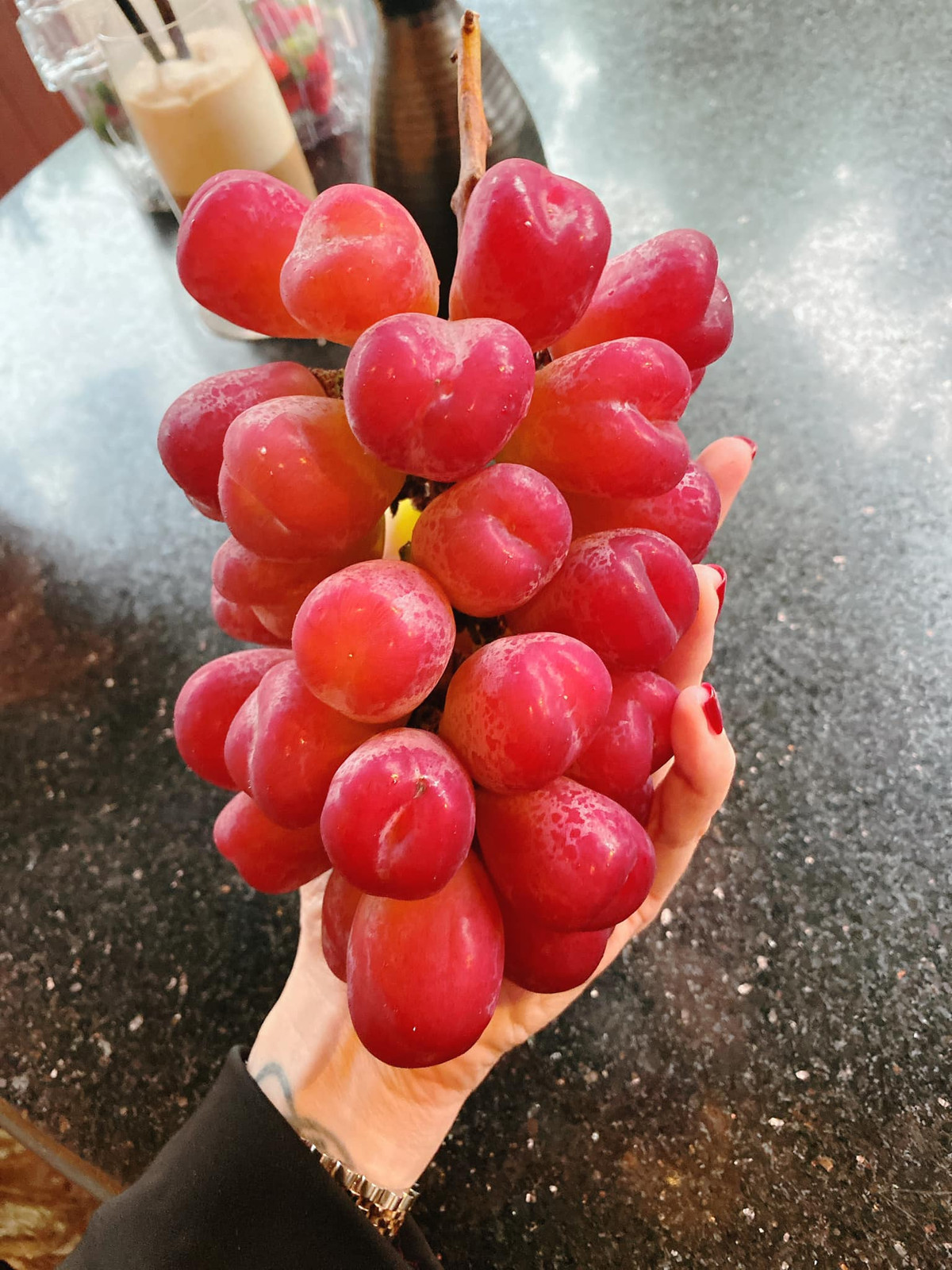 Đại diện cửa hàng hoa quả nhập cho biết, loại nho trái tim này được khá nhiều người yêu thích, đặc biệt là các quý cô. Dịp 20/10 vừa qua, cửa hàng nhập về 40kg nho trái tim và bán hết ngay trong vòng một buổi sáng. Ảnh: FB Nguyễn Huyền.