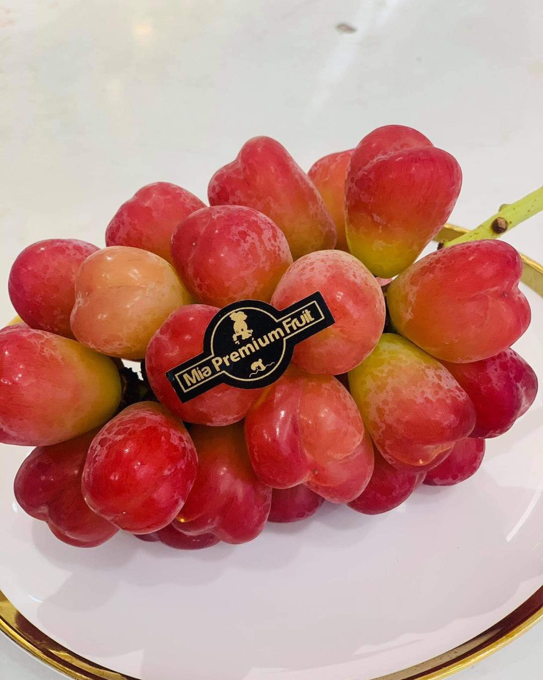 Bù lại, nho trái tim có mẫu mã rất độc đáo và đẹp mắt. Màu sắc nho cũng tươi hơn, ăn có vị ngọt thanh chứ không ngọt gắt quá như một số loại nho nhập khẩu khác. Ảnh: Mia Fruits.