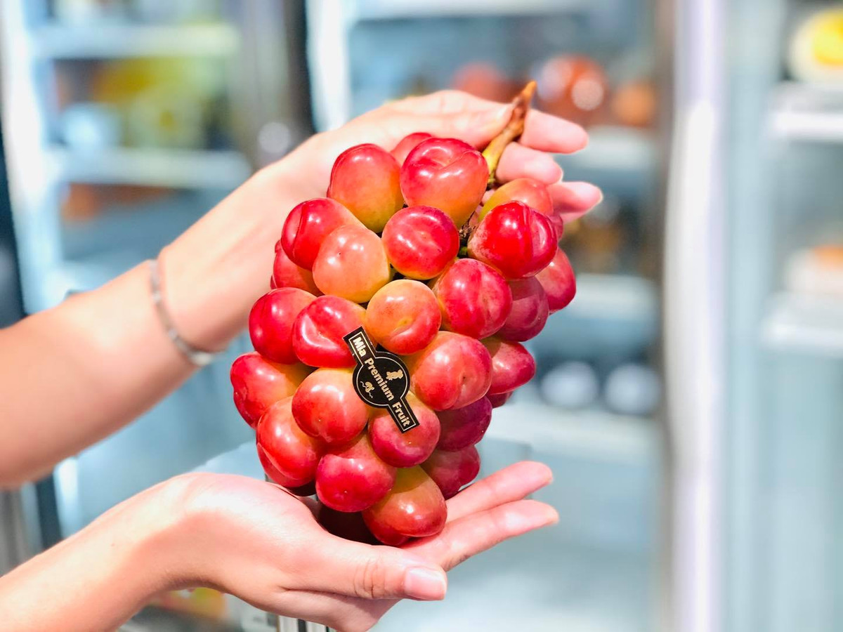 Vừa qua, một cửa hàng trái cây cao cấp ở TP HCM giới thiệu đến khách hàng loại nho trái tim độc đáo nhập khẩu từ Nhật Bản. Cửa hàng gọi loại nho hình trái tim này là nho Trái tim vị xí muội. Ảnh: Mia Fruits