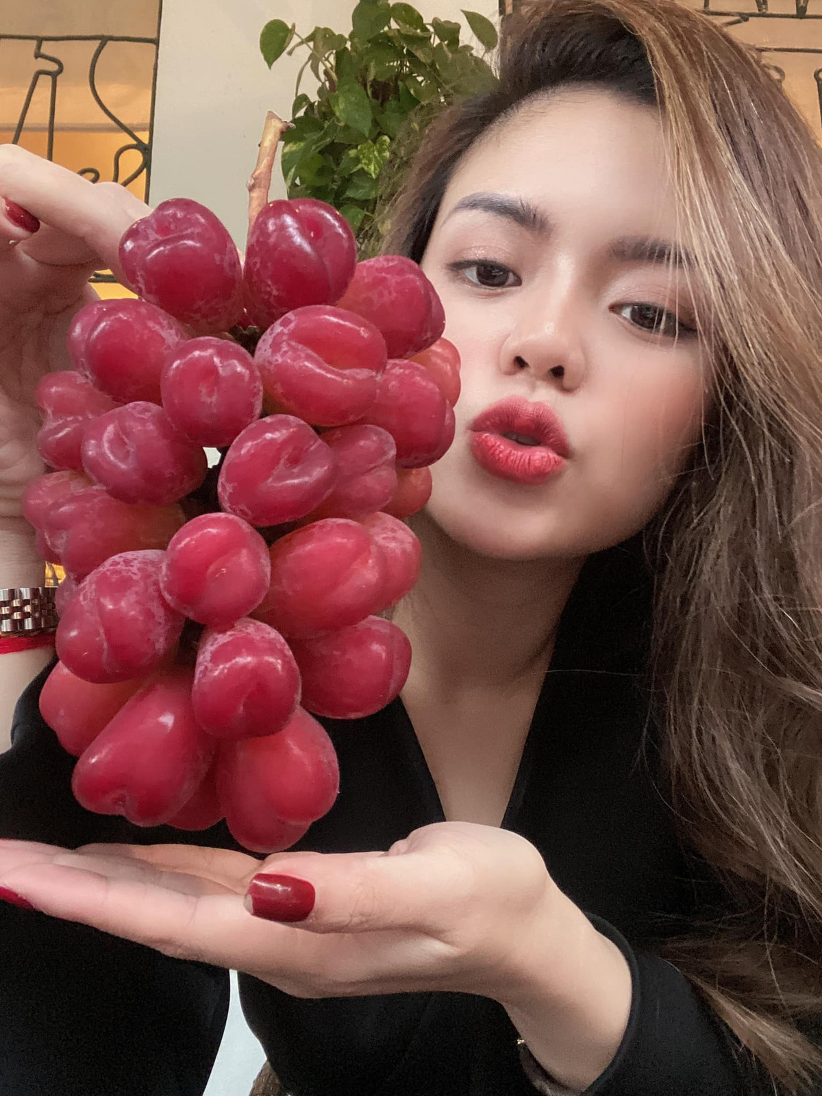 Theo cô Lan, đây là loại nho cao cấp của Nhật nên mức giá hơn 2 triệu đồng/kg cũng không có gì quá khó hiểu. Ảnh: FB Nguyễn Huyền.