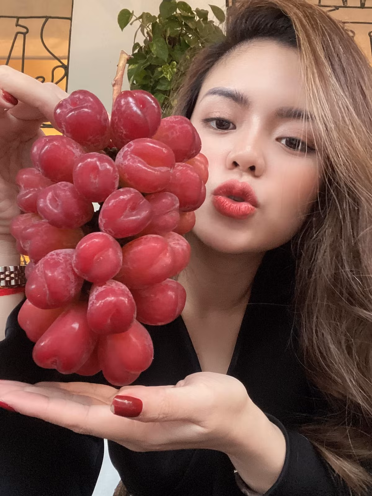 Theo cô Lan, đây là loại nho cao cấp của Nhật nên mức giá hơn 2 triệu đồng/kg cũng không có gì quá khó hiểu. Ảnh: FB Nguyễn Huyền.