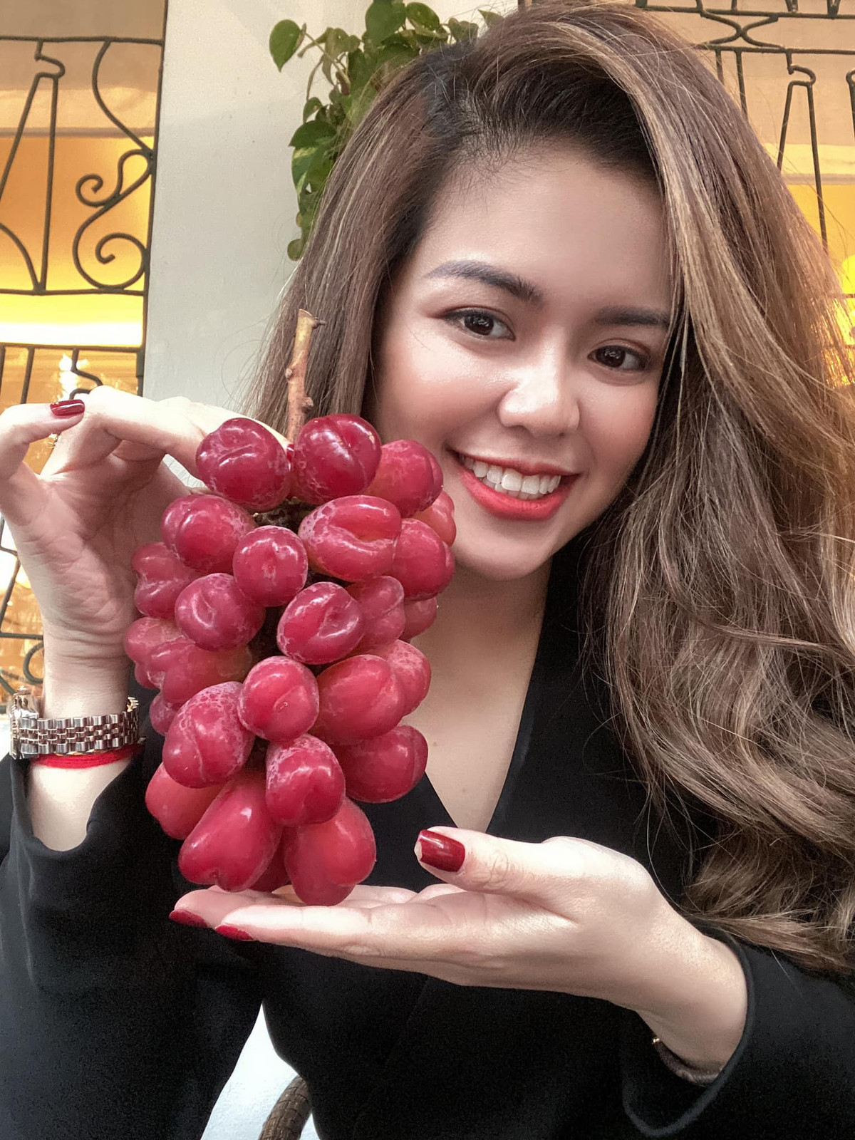 Cô Lan (quận 1, TP HCM) cho biết đã đặt mua 2 chùm nho trái tim để làm quà biếu sau khi được ăn thử tại cửa hàng. Ảnh: FB Nguyễn Huyền.