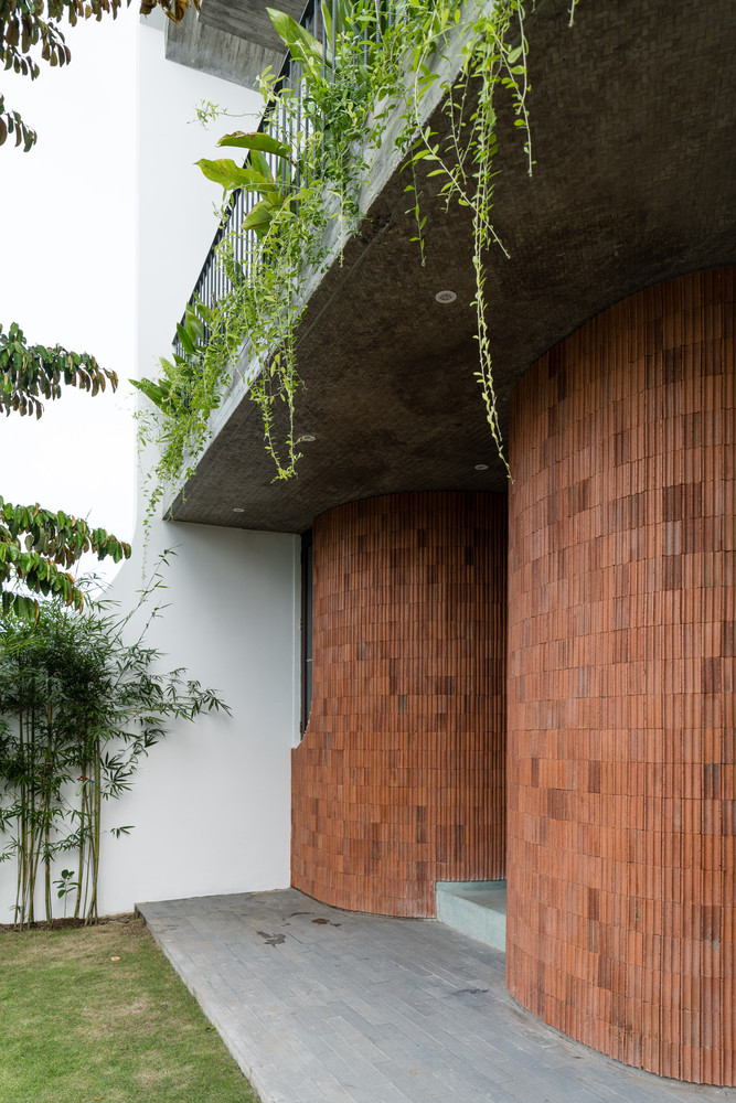 Xuyên suốt căn nhà là các bộ cửa gỗ. Cửa bên trong mở ra không gian chung và khu vườn bên ngoài.