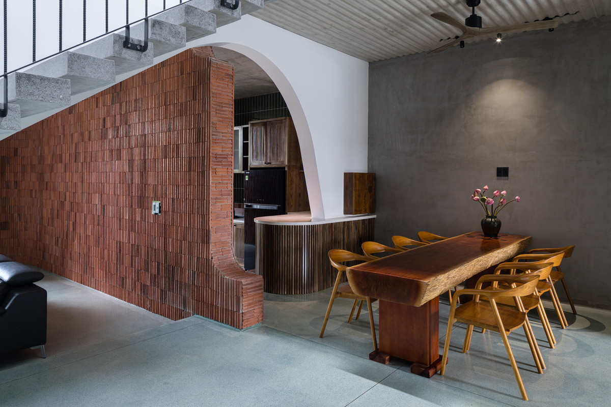 Vật liệu sử dụng trong nhà là hỗn hợp bê tông, gạch đỏ, đá mài bóng và gỗ.