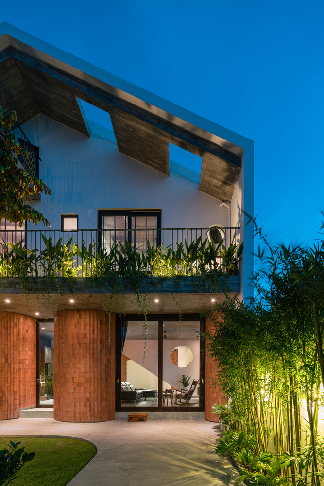 Ngôi nhà 3 tầng như một con ngõ thu nhỏ yên bình với những mái nhà nhấp nhô.